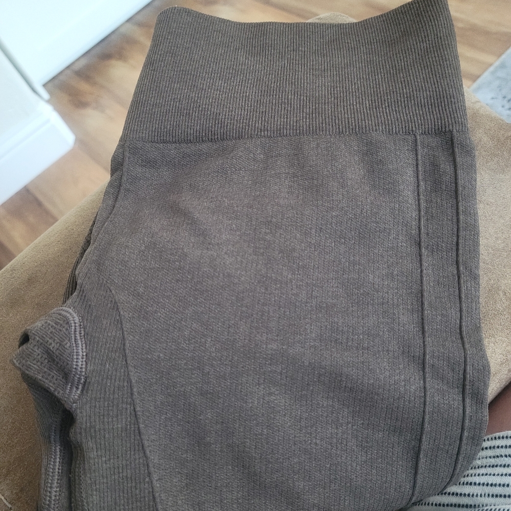 Lululemon Dark Brown Crop - Picture 6 of 7